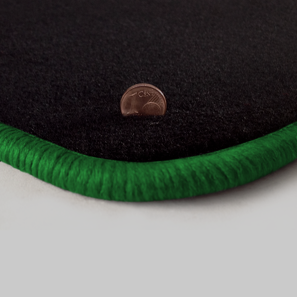 Eine Ecke als Beispiel einer Fussmatte Velours schwarz mit Rand in gruen.