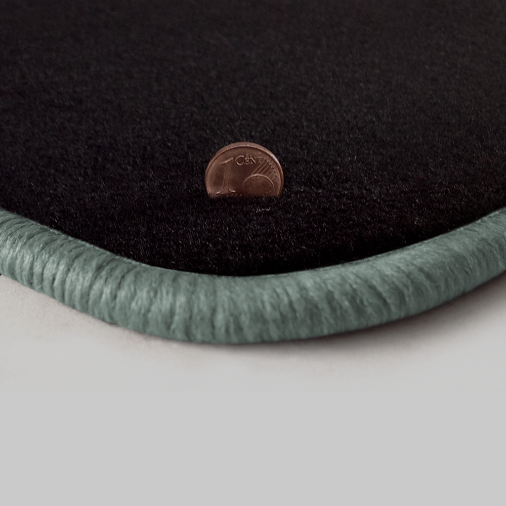 Eine Ecke als Beispiel einer Fussmatte Velours schwarz mit Rand in silbergrau.