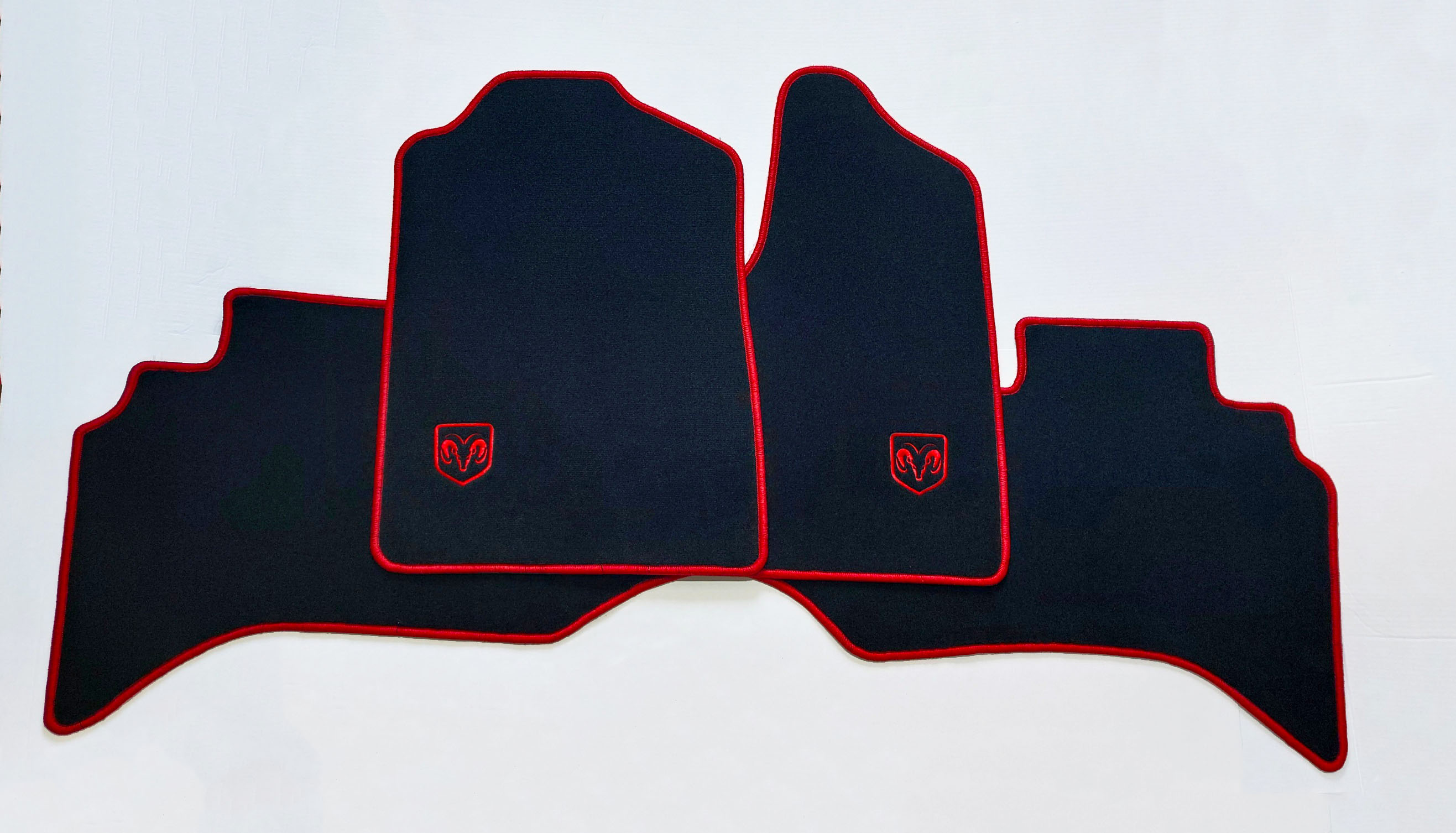 Velours Fußmatten mit STICK Dodge-Logo + Rand in rot für Dodge Ram QuadCab 2002-2009 Velours Fußmatten mit STICK Dodge-Logo + Rand in rot für Dodge Ram QuadCab 2002-2009